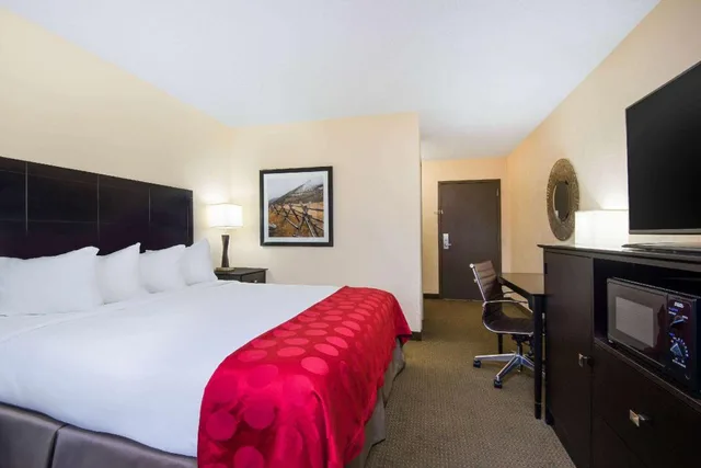 غرفة بسرير كينج بإطلالة على المسبح، The Eddie Hotel Gillette 1/4