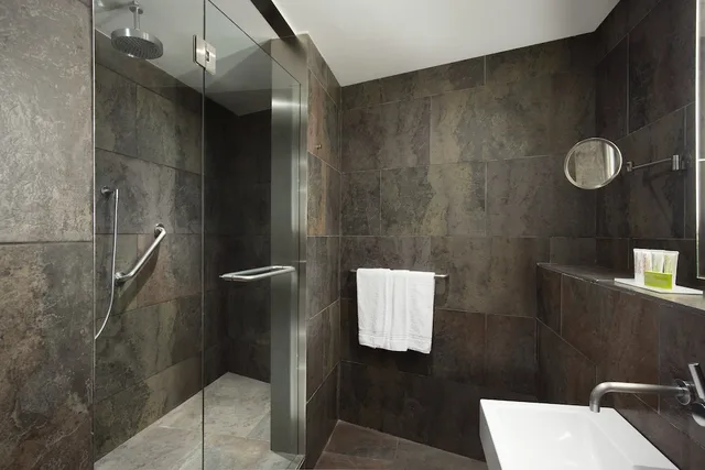 غرفة بريميوم بسريرين منفصلين، Le Meridien Barcelona 7/10