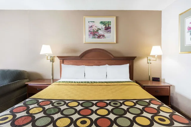 غرفة قياسية بسرير كينج، Super 8 By Wyndham Greensboro 2/4
