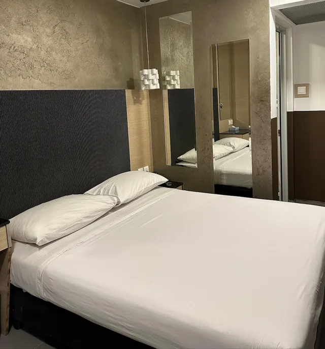 Classic, Queen Bed, No Window, The Snooze Hotel Bugis 2/7