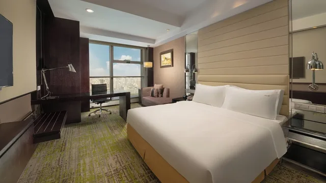 جناح بسرير كينج مع دخول صالة النادي في طابق مرتفع، Holiday Inn Focus Square 3/8