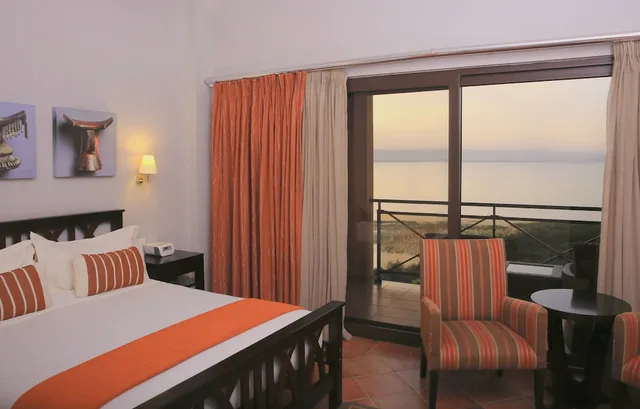 Queen Bed, Lake View, Haile Resort Hawassa 4/8