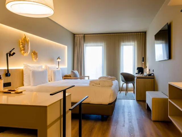 غرفة بريفيليج بسرير كينج بإطلالة، Mercure Fatima 4/5