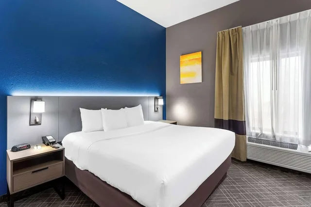 جناح بسرير كينج بحوض جاكوزي، Comfort Inn & Suites Kenosha-Pleasant Prairie 2/4