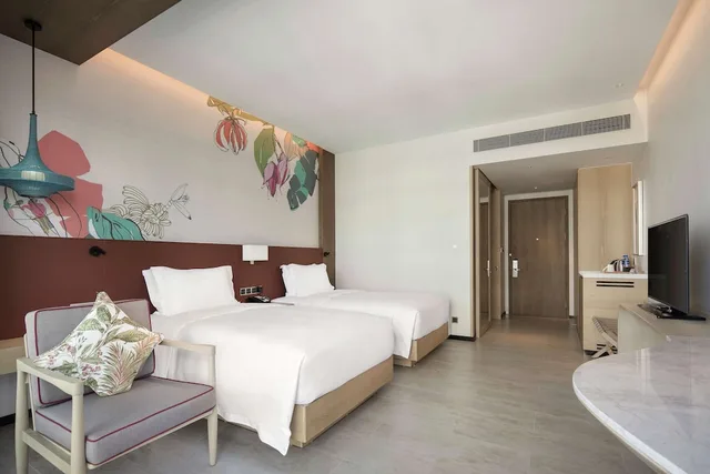 غرفة بسريرين منفصلين بإطلالة على البحر بشرفة في طابق مرتفع، Hilton Garden Inn Sanya 3/5