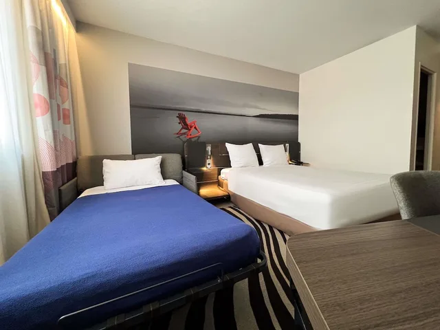 غرفة كلاسيكية بسرير مزدوج وسرير فردي بإطلالة على المسبح، NOVOTEL LIMOGES LE LAC 2/10