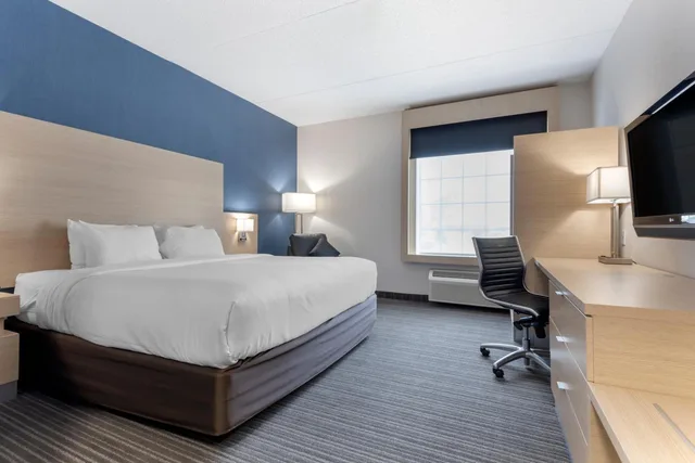 غرفة بسرير كينج لذوي الإعاقة، Quality Inn & Suites Oakville 1/8