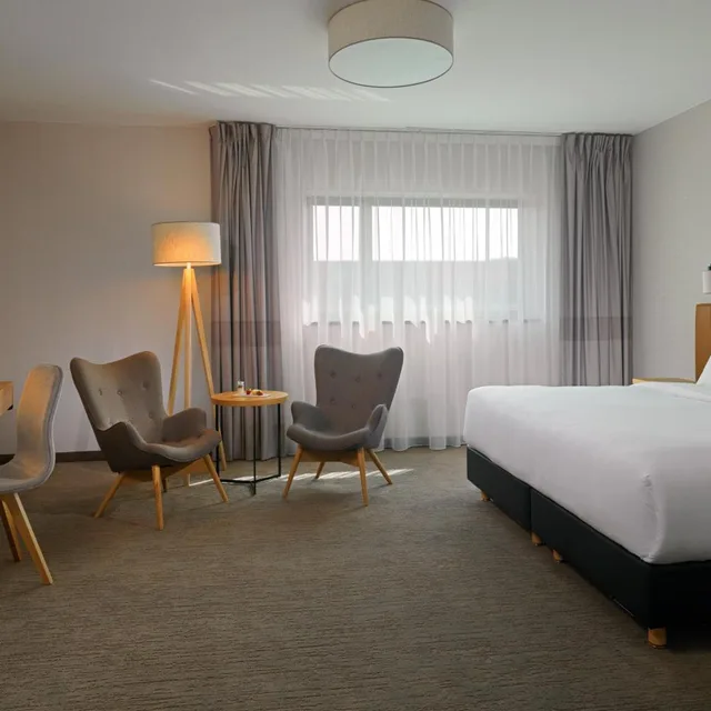 غرفة تنفيذية بسرير كينج، Four Points by Sheraton Warsaw Mokotow 2/4