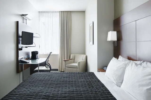 Standard, Queen Bed, Club Quarters, Wacker at Michigan 6/10