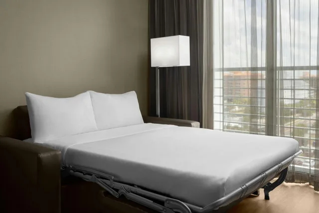 Room, King Bed, Partial Water View, Sofa، AC Hotel by Marriott Clearwater Beach 9/10