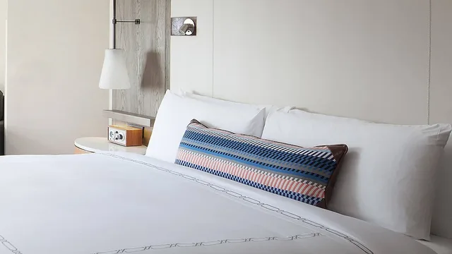 غرفة بسرير كينج بشرفة مع أريكة، Laguna Cliffs Marriott Resort And Spa 3/8