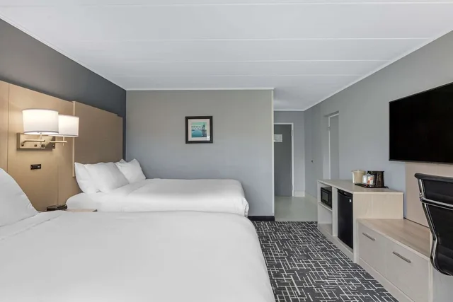 غرفة بسريرين كوين بإطلالة على المسبح، Comfort Inn Hyannis - Cape Cod 3/10
