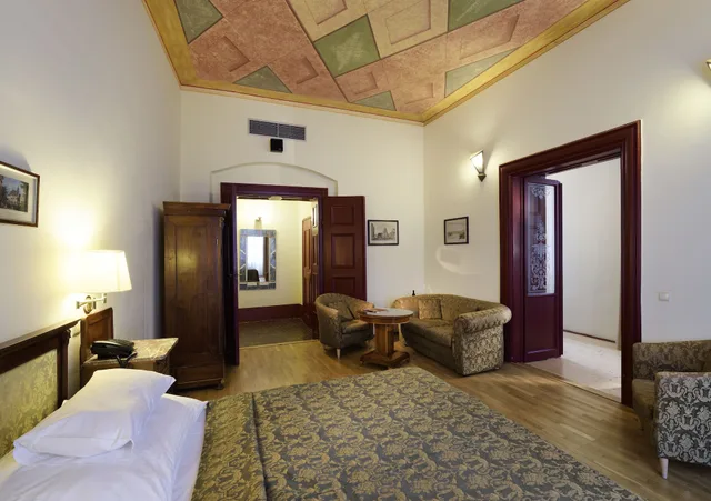 جناح جونيور، The Charles Hotel 2/4
