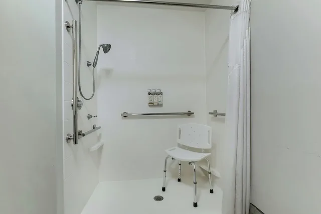 غرفة قياسية بسرير كينج لذوي الإعاقة، Holiday Inn Express Hotel Suites Richmond 7/7