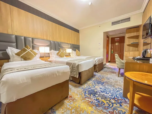 غرفة قياسية ثلاثية بثلاثة أسرّة، فندق زوار العالمي(Zowar Alalami hotel) 2/10