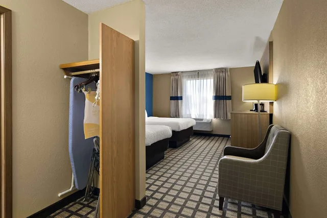 غرفة بسريرين مزدوجين لذوي الإعاقة، Clarion Pointe Bloomington - Normal near I-55 and University 3/3