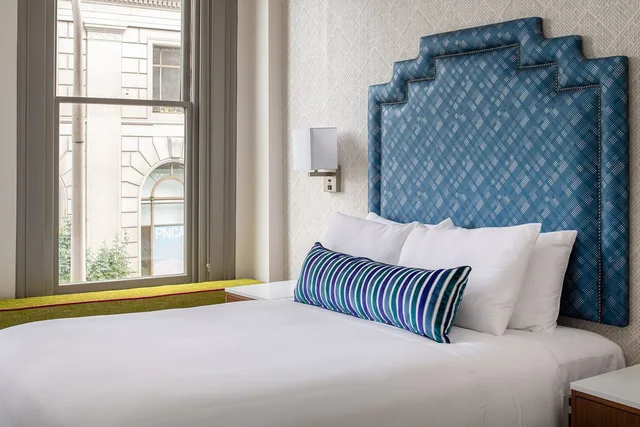 غرفة تنفيذية بسرير كينج بإطلالة على المدينة مع أريكة، Harlow Hotel 1/3