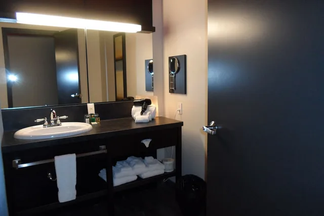 Manhattan, Suite, 1 King and 2 Queen Beds، Grand Times Hotel Sherbrooke 5/5