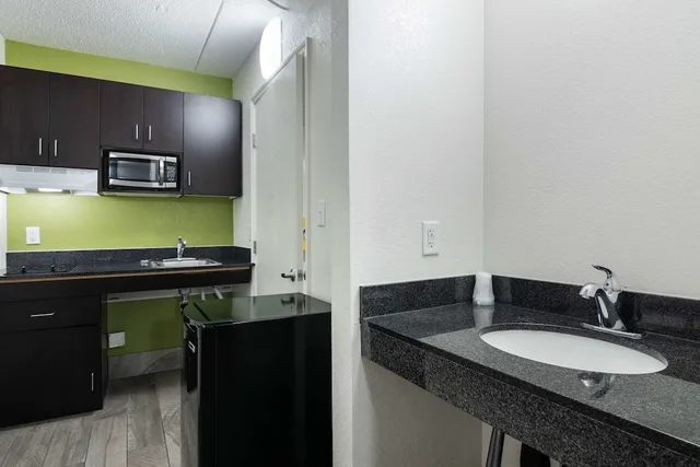 غرفة قياسية بسرير كينج للمدخنين، Motel6 Columbus, GA - Downtown 7/10