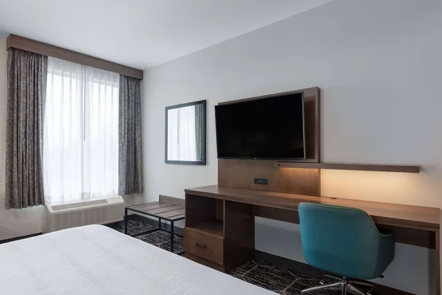 غرفة بسرير كينج، La Quinta Inn and Suites by Wyndham Centralia 8/10