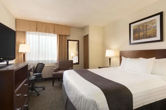 غرفة بسرير كوين للمدخنين، Travelodge by Wyndham Edmonton South 2/3