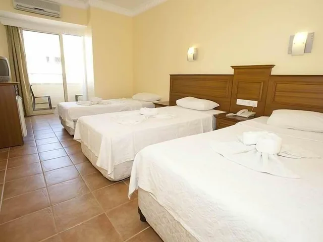 غرفة قياسية ثلاثية بثلاثة أسرّة، Miray Hotel 2/4