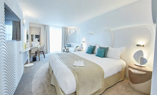 غرفة سوبيريور بسريرين منفصلين بإطلالة على البحر بشرفة، MIRAMAR CROUESTY HOTEL 1/5