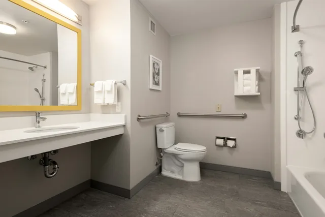 Room, 2 Queen Beds, Accessible, Hampton Inn Suites Manteca 4/4