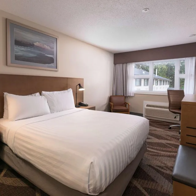 جناح بسرير كوين مع أريكة، Prestige Hudson Bay Lodge & Conference Centre, WorldHotels 1/4