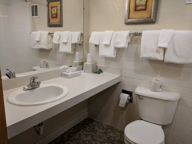 غرفة قياسية بسريرين كوين، Broadway Inn Conference Center 6/7