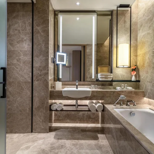 غرفة فاخرة بسرير كينج بإطلالة على المسبح في طابق مرتفع، Sofitel Singapore City Centre 4/5