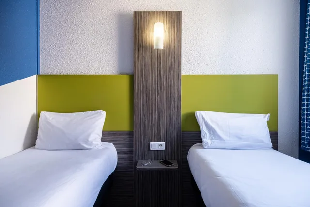 Pop, Single, Twin Beds, greet Chartres Est 2/4