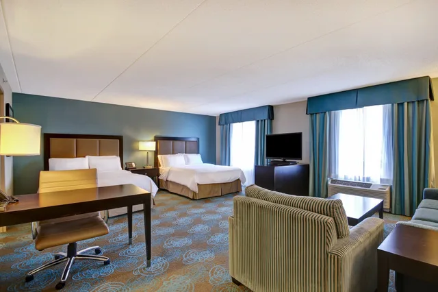 suite, 2 queen beds, Holiday Inn Express Hotel Suites Waterloo St Jacobs 7/10