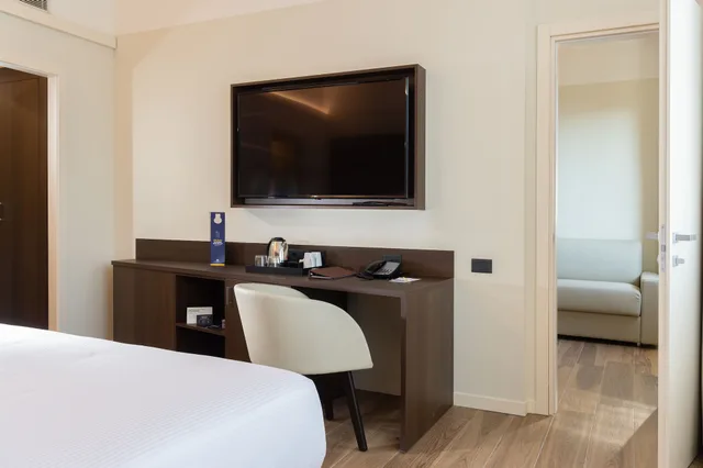 جناح بسرير كينج بحوض استحمام، DoubleTree by Hilton Brescia 2/3