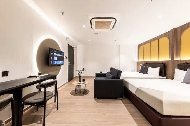 غرفة عائلية بسريرين كوين، Owen House by Hmlet 2/3