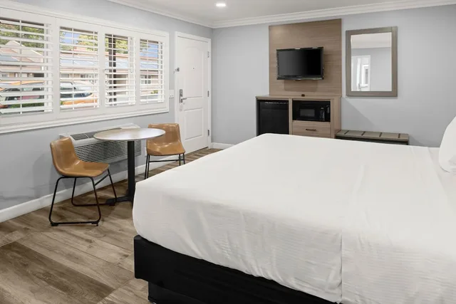 2 Bedrooms, Cottage, King and Queen Bed, Kitchen, Lone Oak Lodge 6/10