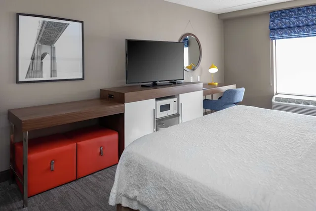 غرفة بسرير كينج بحوض استحمام لذوي الإعاقة، Hampton Inn Woodbridge 4/5