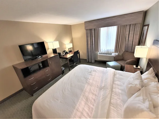 Standard, King Bed, AmeriVu Inn and Suites - Chisago City 2/5