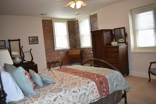 Presidential, Master, Suite, 3 Queen Beds, Sofa، Hermann Crown Suites 3/10