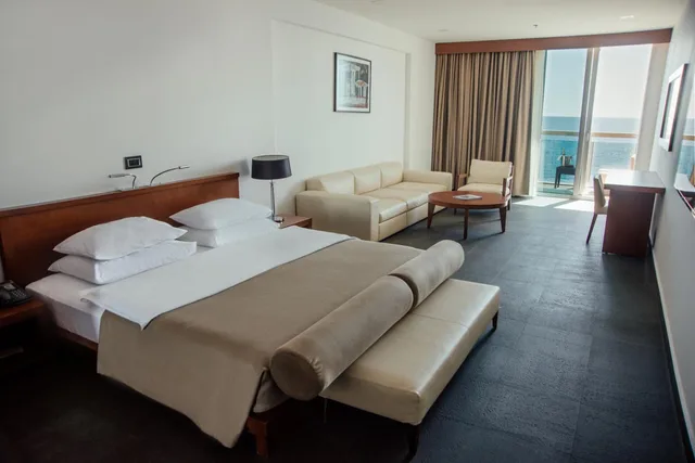 جناح تنفيذي بسرير كينج بإطلالة على البحر مع أريكة، Avala Resort and Villas 1/4