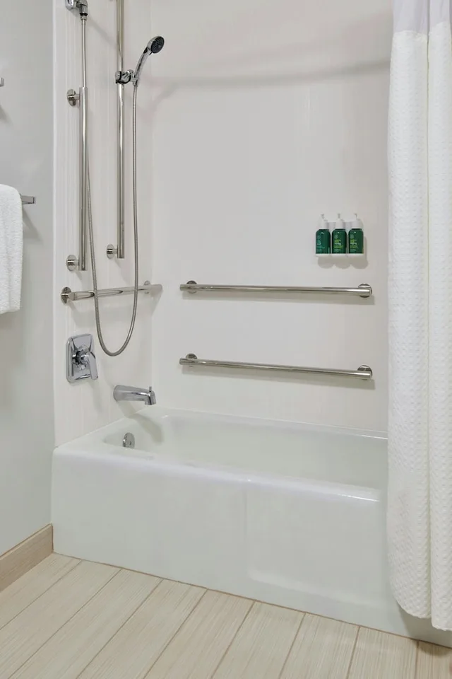 غرفة بسرير كينج مع أريكة لذوي الإعاقة، Courtyard Indianapolis Castleton 5/5