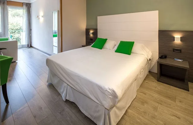 غرفة بسرير كوين وسرير فردي بإطلالة على الحديقة بشرفة، Best Western Regina Elena 2/5