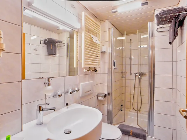 غرفة قياسية بسريرين منفصلين بشرفة، HOTEL MAURER 5/5