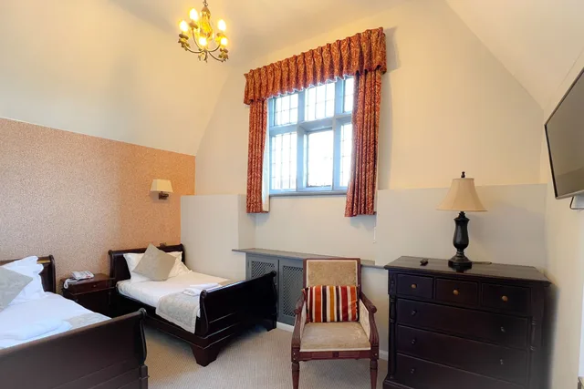 غرفة عائلية بسرير مزدوج وسريرين منفصلين، Castle Bromwich Hall Hotel, BW Signature Collection 4/9