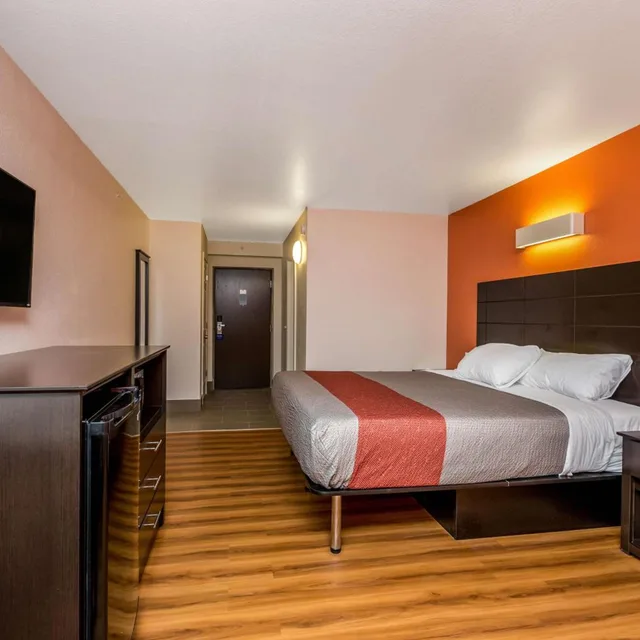 غرفة بسرير كينج، Motel6 Peoria, IL 6/10