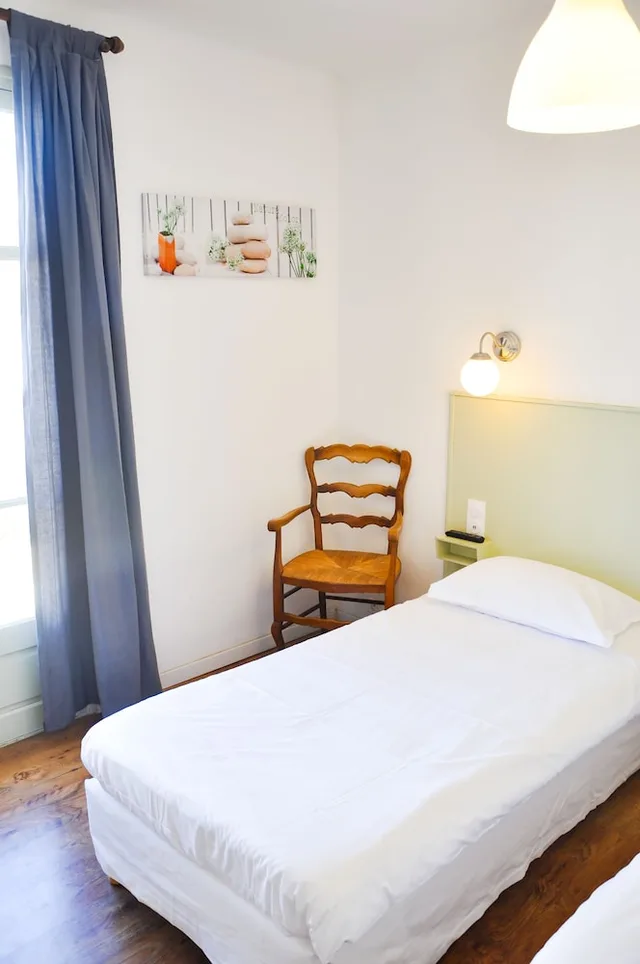 غرفة قياسية بسريرين منفصلين، Hôtel Les Arbousiers 1/3