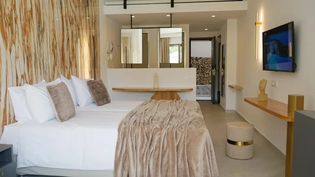 جناح جونيور بسرير كوين بمسبح خاص، Diana Palace Hotel Zakynthos 1/3