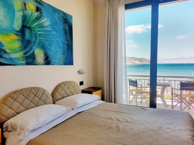 غرفة بسرير مزدوج بإطلالة على البحر، Hotel Golfo E Palme 1/9