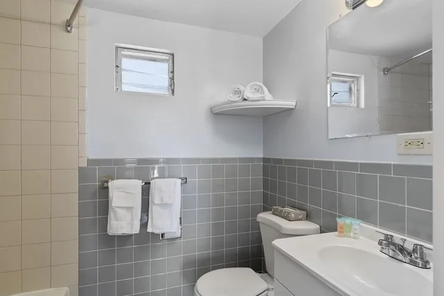 غرفة بفراش فوتون وسرير كينج وسرير فردي، Mt Royal Motel 4/4