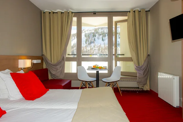 غرفة سوبيريور بسريرين منفصلين بشرفة، SOWELL HOTELS Le Pas du Loup 1/4